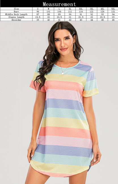 Conjunto de pijama para mujer con camiseta de manga corta y rayas arcoíris sueltas.