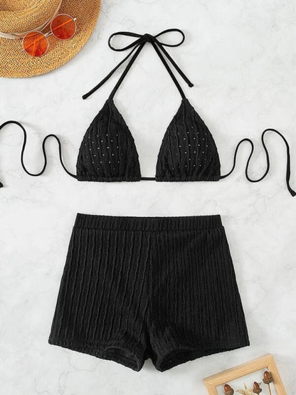 Bikini de dos piezas con textura y cordones femeninos.