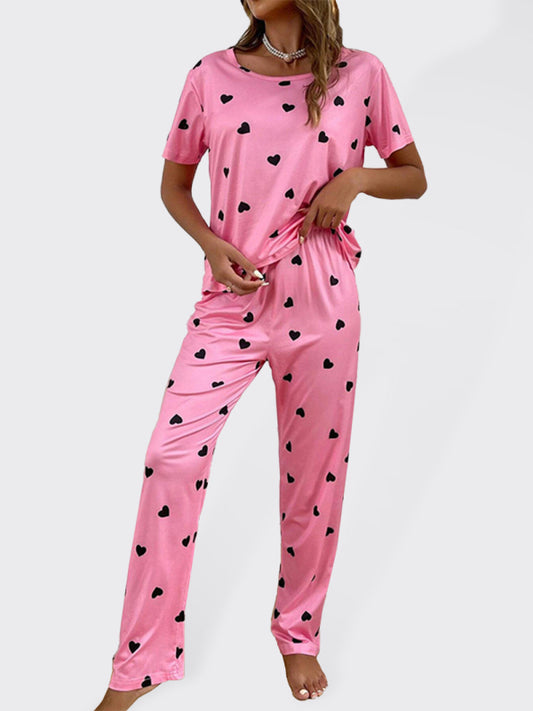 Conjunto de pijama casual para mujer con estampado de corazones y mangas cortas.
