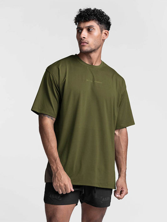 Camiseta deportiva para hombre de manga corta y cuello redondo en color sólido, de secado rápido y versátil.