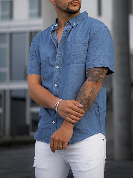 Camiseta de manga corta para hombre de color sólido con aspecto de mezclilla falsa, estilo casual y suelta.