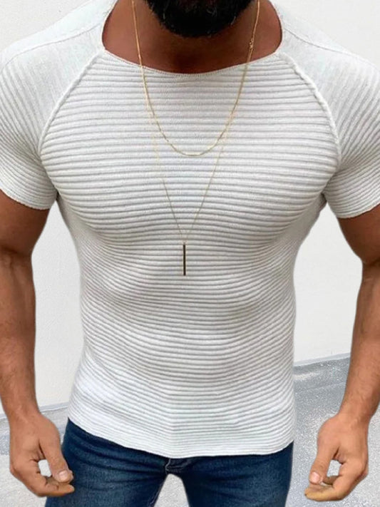 Nueva camiseta tejida para hombre de cuello redondo ajustado y manga corta en color sólido.