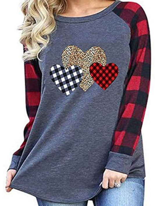 Camiseta de manga larga con estampado de corazones y detalles de leopardo a cuadros en el cuello redondo.